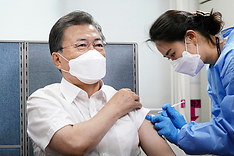 문재인 대통령이 지난 23일 오전 서울 종로구보건소에서 아스트라제네카(AZ)사의 신종 코로나바이러스 감염증(코로나19) 백신을 맞고 있다. 