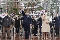 문재인 대통령이 1일 오전 서울 종로구 탑골공원에서 열린 제102주년 3·1절 기념식에서 참석자들과 함께 태극기를 흔들고 있다.