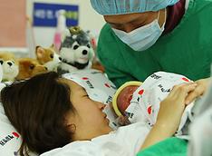 서울 중구 제일병원에서 태어난 아기가 엄마 품에서 안겨 있다