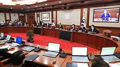 한덕수 국무총리가 26일 서울 세종로 정부서울청사에서 열린 국무회의를 주재하고 있다.  