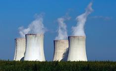 지난 2011년 9월 27일(현지시간) 체코 두코바니의 원자력 발전소 4개 냉각탑에서 수증기가 솟아오르는 모습.