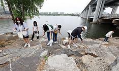 세계 환경의 날인 지난 6월 5일 서울 서초구 반포한강공원 달빛광장에서 쓰레기를 청소하는 ‘줍깅으로 감탄해’ 행사에 참여한 시민들이 쓰레기를 줍고 있다