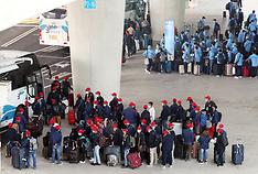 코로나19로 주춤하던 외국인 근로자(E-9·고용허가제)의 입국이 늘고 있는 가운데 지난 7월 7일 인천공항을 통해 입국한 외국인 근로자들이 버스를 기다리고 있다.