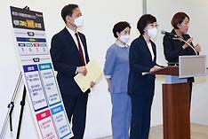 오유경 식품의약품안전처장(왼쪽 세 번째)이 11일 서울 중구 대한상공회의소에서 열린 식품의약품안전처-대한상공회의소-한국소비자단체협의회 ‘식의약 규제혁신 100대 과제’ 공동브리핑에 참석해 발표 내용을 설명하고 있다 