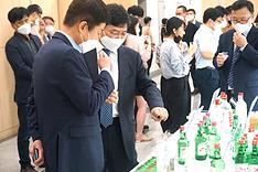 18일 서울 마포세무서에서 열린 영세 주류제조사 수출 설명회에서 참석자들이 해외 주요 국가별로 수출되고 있는 주류를 살펴보며 시음하고 있다.(사진=국세청)