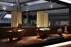 Слева – модель паноксона (парусно-гребного судна), а справа – кобуксона (корабля-черепахи), расположенные в военном зале Имджин Национального музея Чинджу. / Фото: Чхве Чжин У