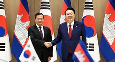 President Yoon Suk Yeol (right) and Cambodian Prime Minister Hun Manet on May 16 shake hands at their bilateral summit hosted by the Office of the President in Seoul's Yongsan-gu District. (Yonhap News)
