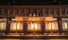 Group of int'l reporters tries monastic life via temple stay
