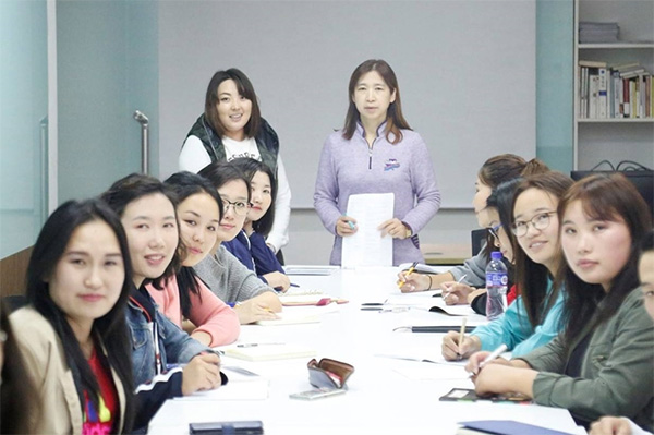 한국어 수업을 담당하시는 최지희 선생님과 학생들