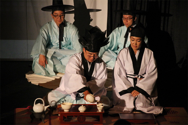 선비 복장 공연자들의 선비다례 공연 모습 