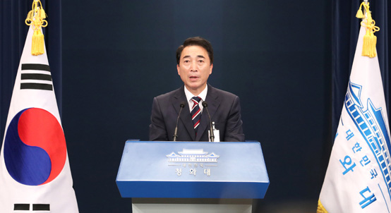 박수현 청와대 대변인이 22일 오후 춘추관 대브리핑실에서 신고리 5·6호기 공론화위원회 결과에 대한 대통령 입장문을 발표하고 있다.