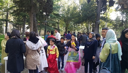 이란에서 열린 ‘한국 음식 문화 축제’ 행사장을 찾은 사람들의 모습