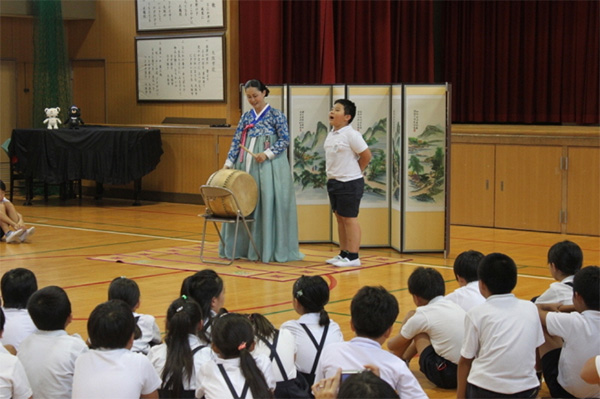 안성민 강사가 기타츠루하시 초등학교 학생들에게 판소리를 가르치고 있다.