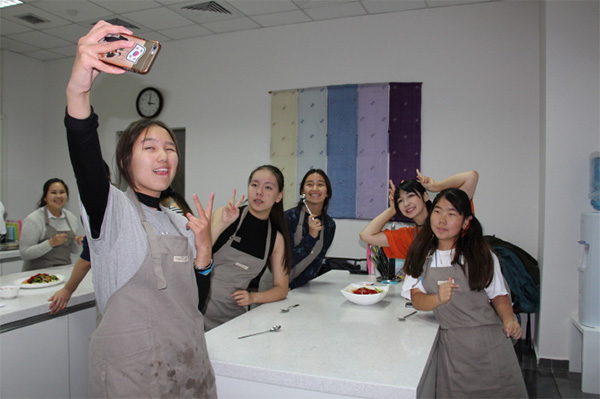 스스로 만든 회덮밥과 셀카를 찍는 학생들