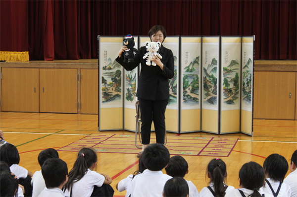 수호랑, 반다비 인형을 들고 아이들에게 설명 중인 주오사카 한국문화원 관계자