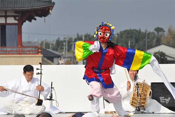 '천하제일 탈 공작소'가 초청되어 '봉산탈춤' 중 '먹중춤'을 추고있다.
