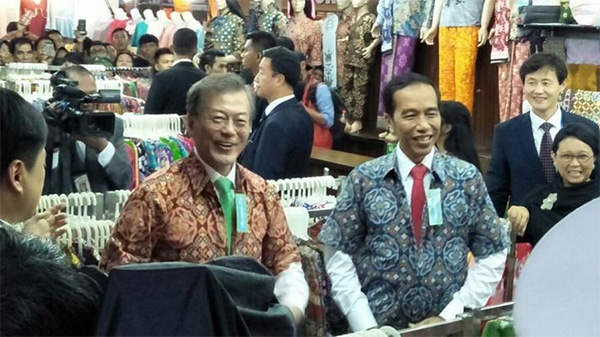 인도네시아 전통 복장인 Batik을 나란히 입은 한국-인도네시아 정상 - 사진 출처: 인도네시아 언론 Liputan6 홈페이지