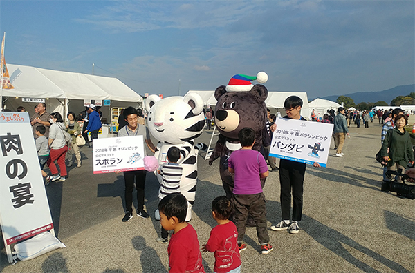 수호랑과 반다비가 각종 이벤트관을 방문하여 아이들에게 평창동계올림픽을 홍보하고있다.