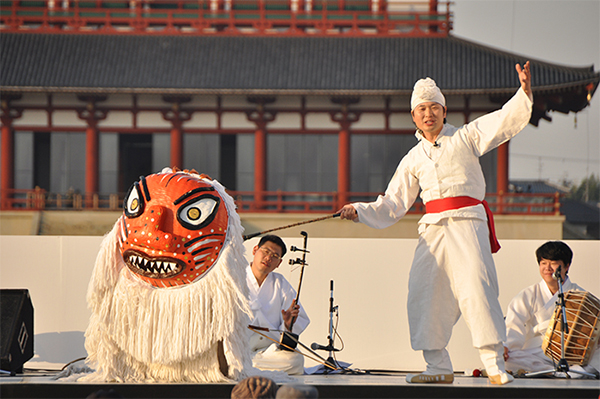 '천하제일 탈 공작소'가 초청되어 '봉산탈춤' 중 '사자춤'을 추고있다.