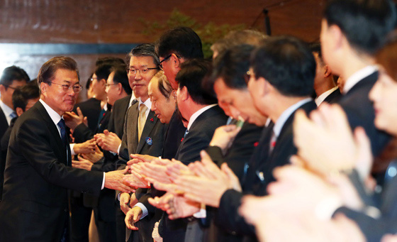 문재인 대통령이 5일 오전 서울 강남구 코엑스에서 열린 제54회 무역의 날 기념식에 입장하며 참석자들과 인사하고 있다.