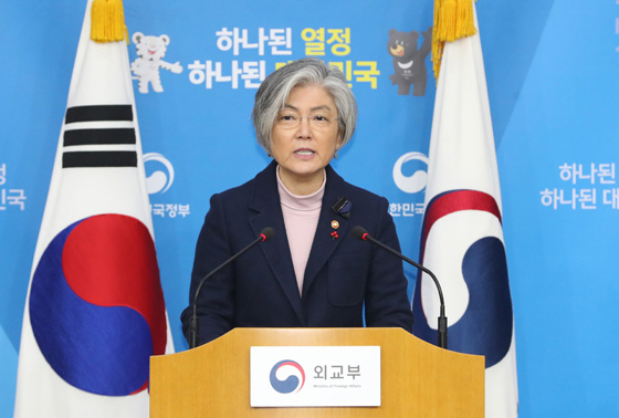 강경화 외교부 장관이 26일 오전 서울 외교부 청사에서 브리핑하고 있다.