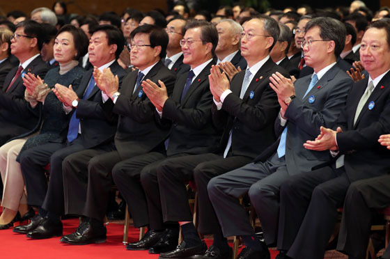 문재인 대통령(오른쪽 네번째)이 5일 오전 서울 강남구 코엑스에서 열린 제54회 무역의 날 기념식에 참석해 박수를 치고 있다. 