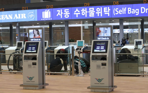 지난 8일 오후 인천공항 제2여객터미널에서 작업자들이 출국장 자동수하물위탁시설 점검을 하고 있다. 