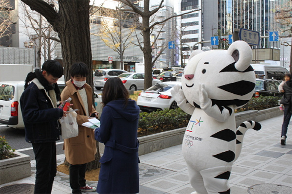 오사카 시민을 대상으로 평창올림픽 홍보를 진행하고 있다.