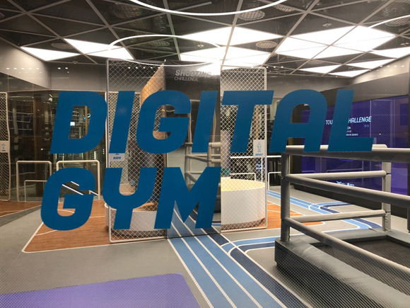 오는 18일 공식 개장하는 인천공항 제2여객터미널의 환승 편의지역에 있는 디지털 짐(digital gym)의 모습. 실내에서 디지털 장비를 이용해 스포츠 활동을 즐길 수 있다.
