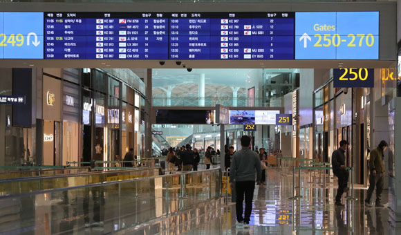 지난 11일 인천국제공항 제2여객터미널 출국장 면세점구역에서 관계자들이 마무리 공사를 하고 있다. 