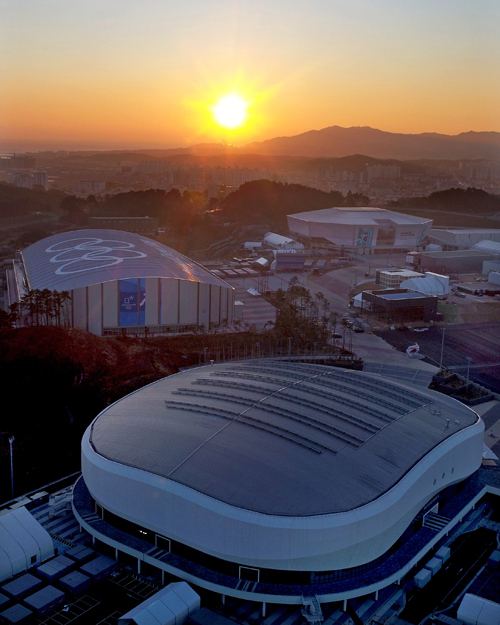 2018 평창동계올림픽이 20여일 앞으로 다가왔다. 강릉 올림픽파크 위로 붉은 태양이 떠오르고 있다.