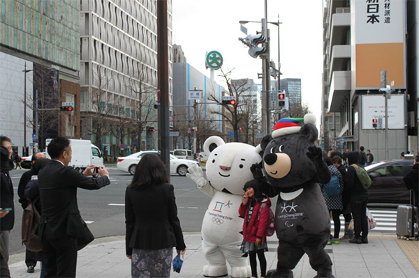 오사카 시민을 대상으로 평창올림픽 홍보를 진행 중인 수호랑, 반다비
