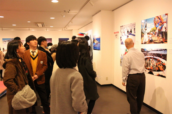 주오사카 한국문화원 갤러리에서 진행 중인 2018 평창 대회 관련 전시를 감상 중인 학생들