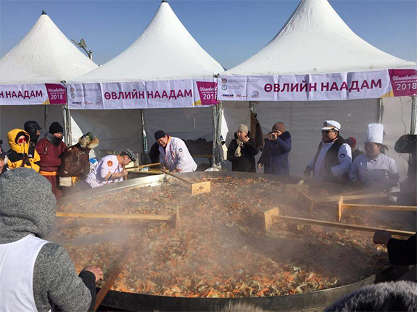 <3.5미터 크기의 냄비 안에 몽골 전통요리인 초이왕을 만드는 중 - 출처 : www.view.mn>