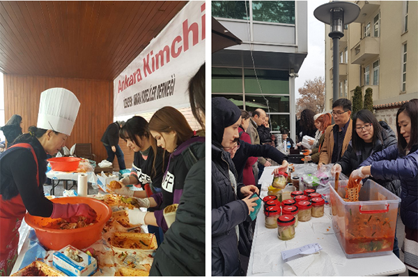 한국문화원 한식강좌 지도교사의 지도에 따라 김치를 담그는 자원봉사자들과 김치를 구매하는 참가자들