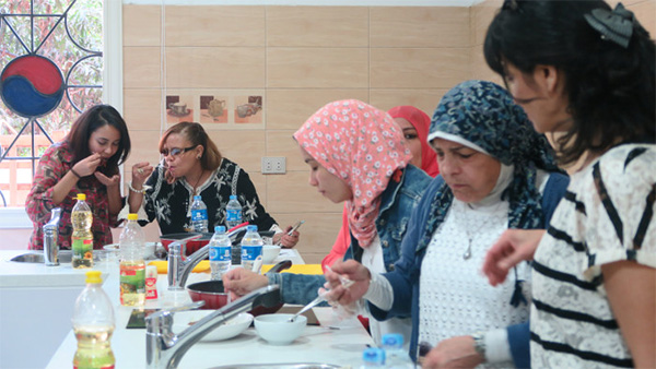 이집트의 어머니 날을 기념하는 주이집트 한국문화원 행사에 참가한 참가자들이 조리대에서 잡채 등을 만들고 있다.
