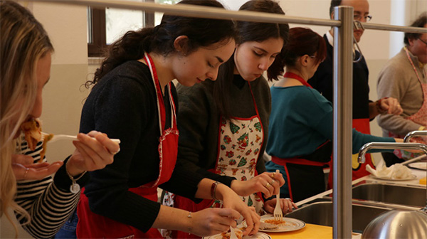 김치 워크숍 참가자들이 직접 만든 김치를 시식하고 있다. 