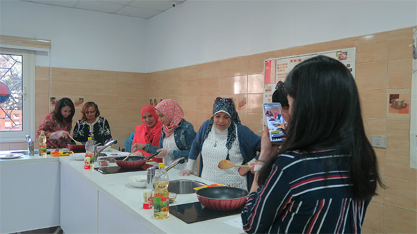 이집트의 어머니 날을 기념하는 주이집트 한국문화원 행사에 참가한 참가자들이 조리대에서 잡채 등을 만들고 있다.