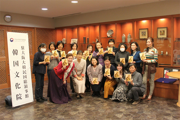 한국민화 워크숍에서 만든 작품을 들고 사진 찍은 참가자들