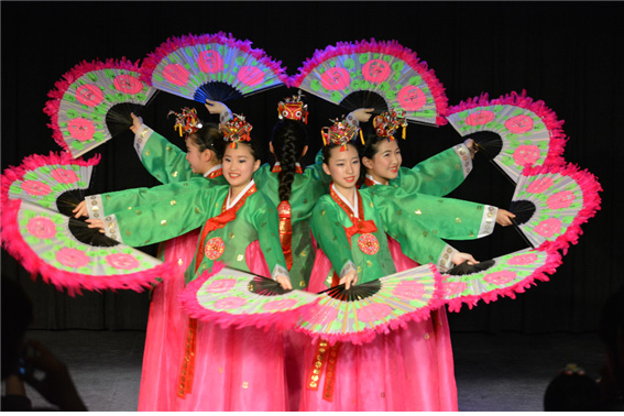 마지막 피날레인 부채춤을 선보이고 있는 나래 무용단 - 출처 : 통신원 촬영