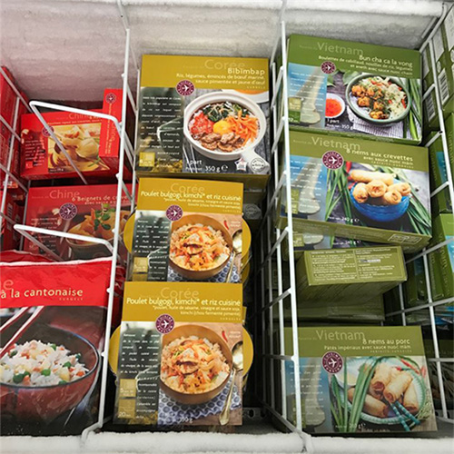<피카르 매장에 중국, 베트남 음식과 함께 비빔밥과 김치 닭 불고기가 진열되어 있다 - 출처 : 통신원 촬영>