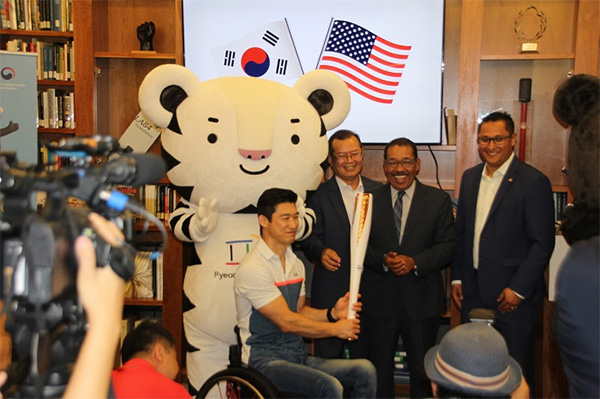 ▲ 평창 동계 패럴림픽 성화봉 기증