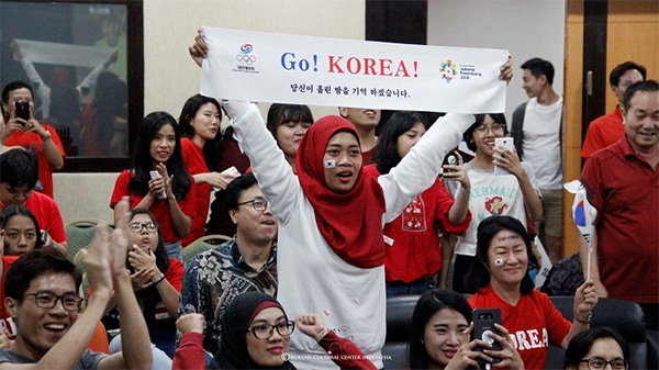  한국을 응원하는 현지인