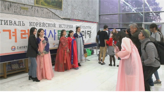 루덴 대학에서 열린 한겨레역사문화한마당 행사에 참가한 학생들이 한복을 입고 포즈를 취하고 있다.