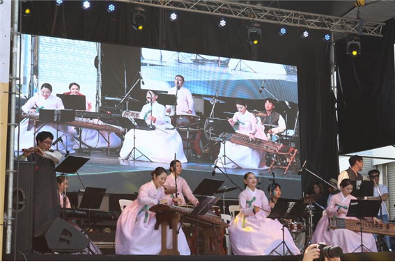 국악연주를 선보이고 있다 – 출처 : 아르헨티나 한인회