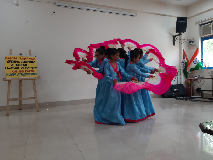 ▲8월 21일 DAV Centenary School에서 열린 한국어 시범교육 개강식에서 한국어를 수강중인 학생들이 연습한 부채춤을 선보이고 있다.