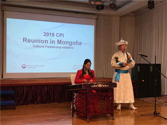 문화동반자 몽골동창회 축하 공연을 선보인 몽골 졸업연수생들