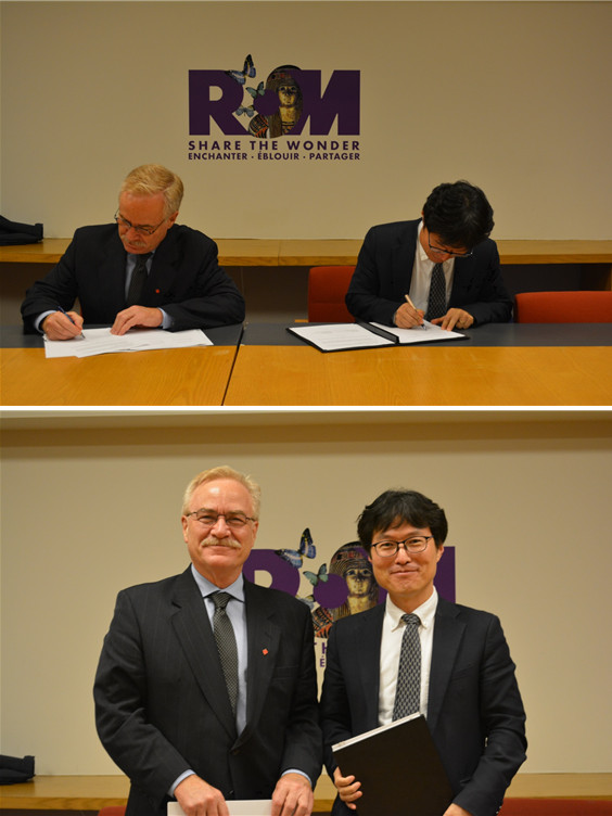 오디오 개발 프로그램에 대한 협약에 서명하고 있는 박물관 부관장(좌)과 주캐나다 한국문화원장(우)