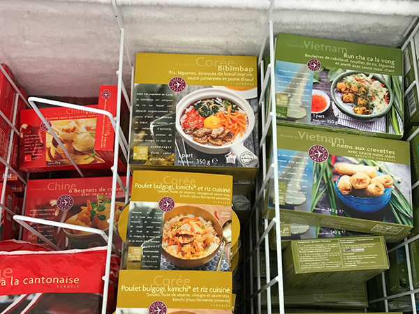 < 프랑스 냉동식품 전문점에서 판매되고 있는 비빔밥과 김치닭불고기덮밥 - 출처 : 통신원 촬영 >