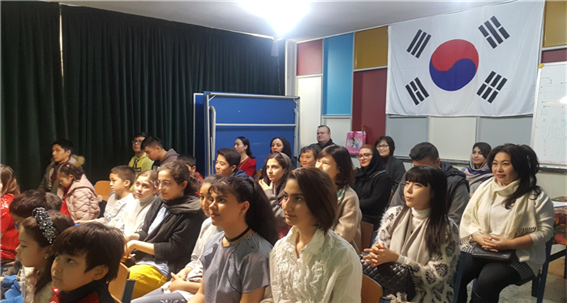 테헤란 한글학교 학습발표회를 학생들과 함께 참관하는 학부모들의 모습